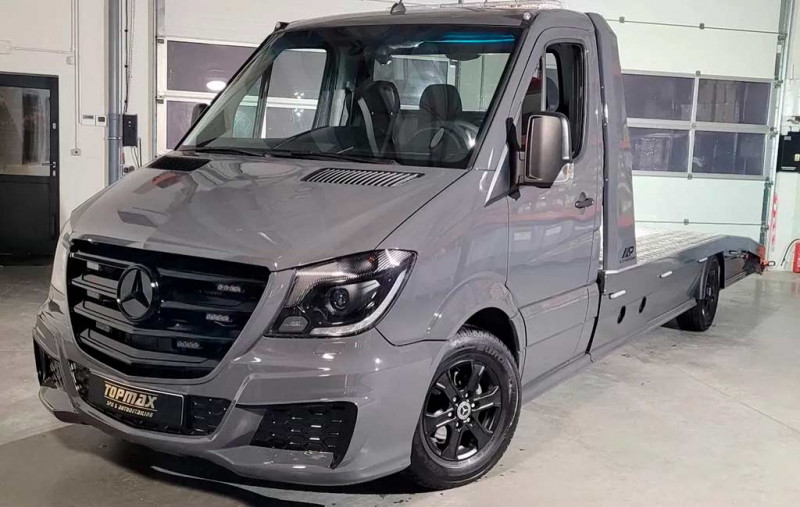 Поляки превратили Mercedes-Benz Sprinter в эффектный эвакуатор с мотором от BMW M5