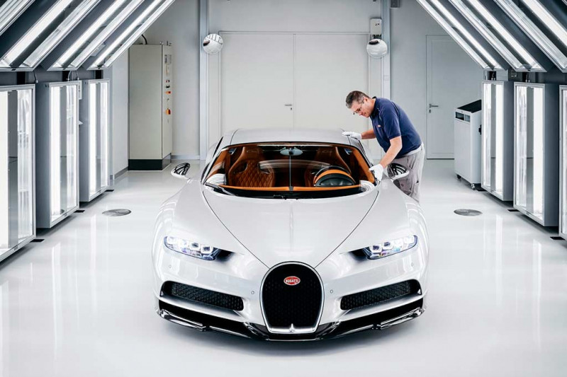 В Bugatti поведали подробности о трудоемком процессе покраски своих гиперкаров