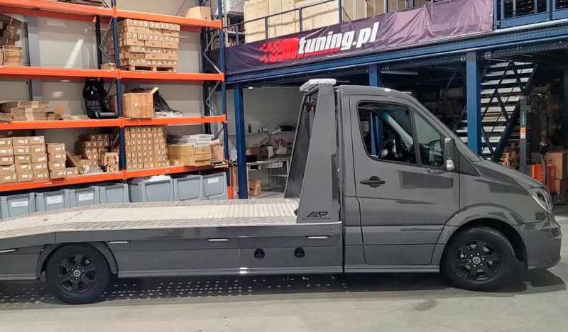 Поляки превратили Mercedes-Benz Sprinter в эффектный эвакуатор с мотором от BMW M5