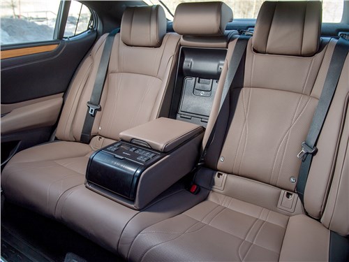 Почему "Drivers car" - это не про Lexus ES