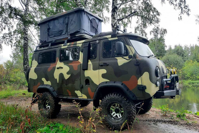 Туристическую &laquo;Буханку&raquo; с палаткой на крышке продают в Новосибирске за 3,26 млн руб