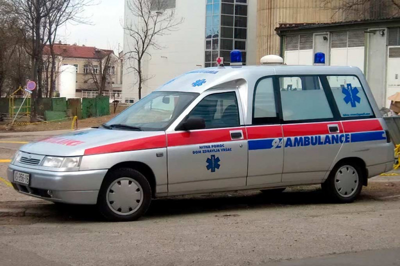 Редкая санитарная машина на базе ВАЗ-2111: такие когда-то выпускали в Сербии