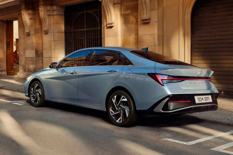 Обновленный Hyundai Elantra получил измененную внешность, но сохранил &laquo;старый&raquo; салон