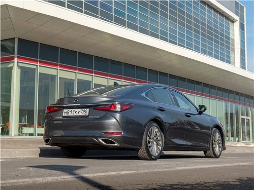 Почему "Drivers car" - это не про Lexus ES