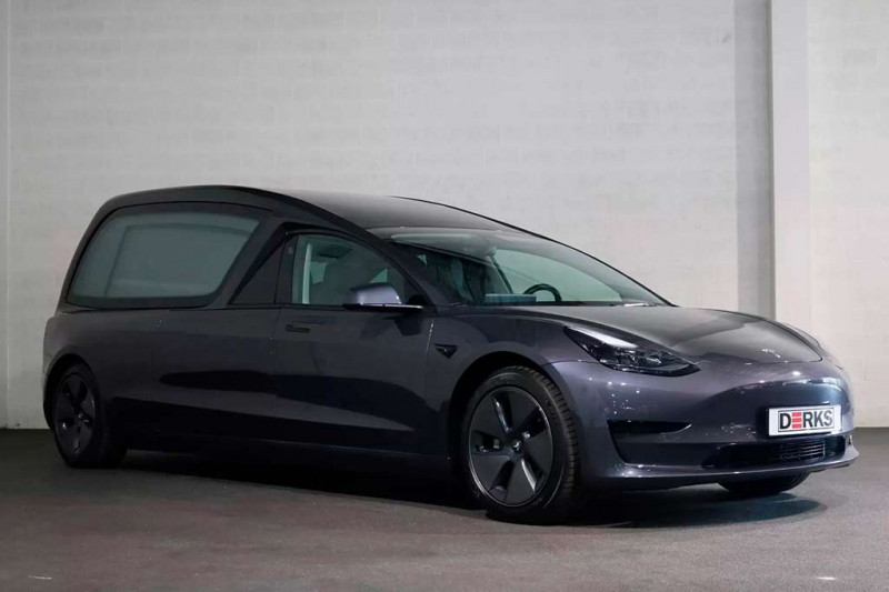 Тюнеры из Голландии превратили электрический седан Tesla Model 3 в ритуальный катафалк