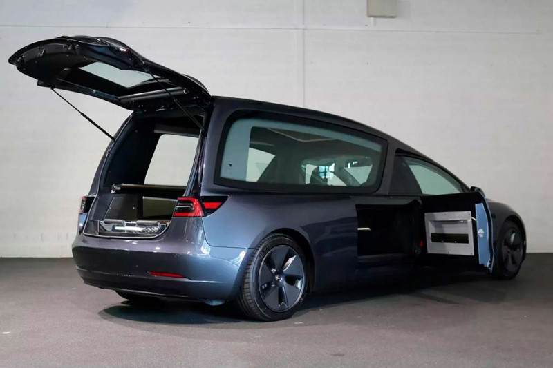 Тюнеры из Голландии превратили электрический седан Tesla Model 3 в ритуальный катафалк