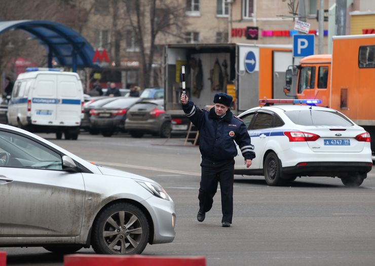 Как ГИБДД &laquo;грузит&raquo; водителей на деньги за разбросанные по салону вещи