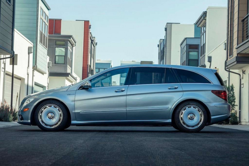 Редкий Mercedes R63 AMG выставили на онлайн-аукцион, но интерес к машине минимален