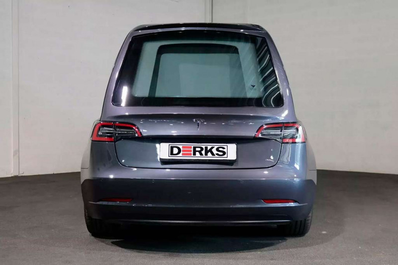 Тюнеры из Голландии превратили электрический седан Tesla Model 3 в ритуальный катафалк
