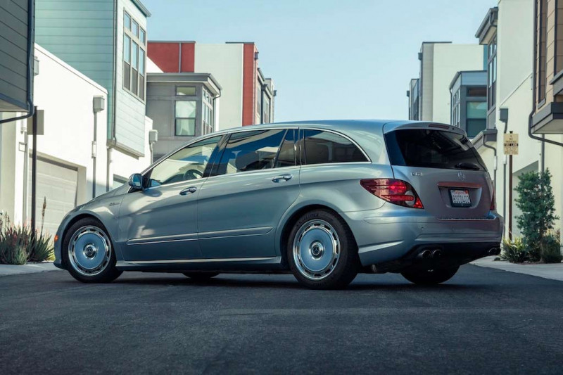 Редкий Mercedes R63 AMG выставили на онлайн-аукцион, но интерес к машине минимален