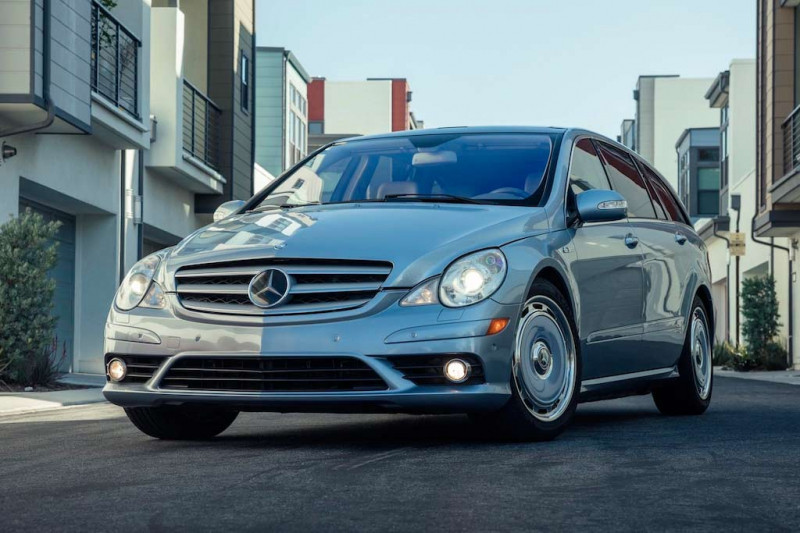 Редкий Mercedes R63 AMG выставили на онлайн-аукцион, но интерес к машине минимален