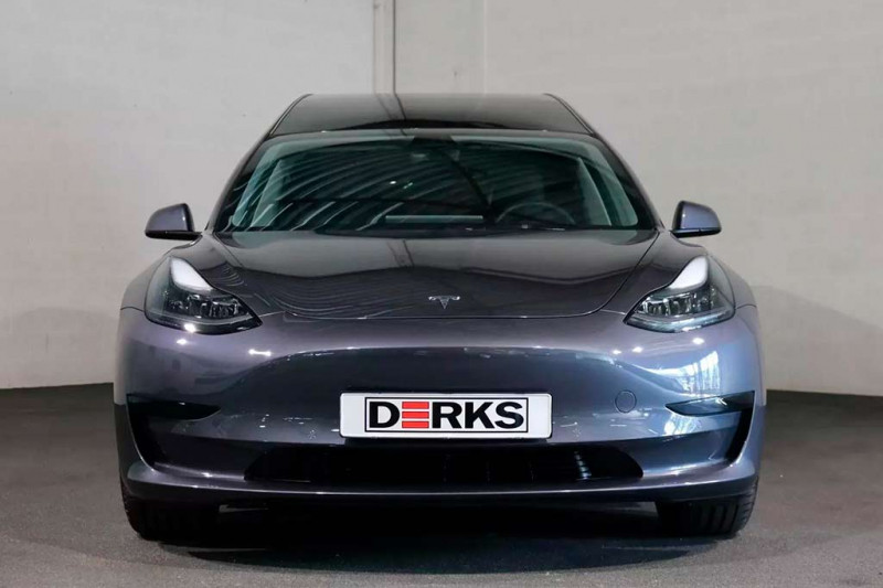 Тюнеры из Голландии превратили электрический седан Tesla Model 3 в ритуальный катафалк