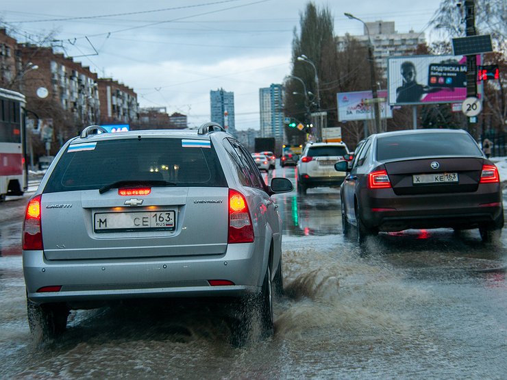 Почему весной прошаренные автовладельцы стараются ездить на машине по глубоким лужам