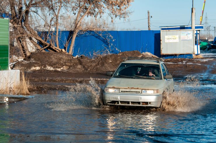 Почему весной прошаренные автовладельцы стараются ездить на машине по глубоким лужам
