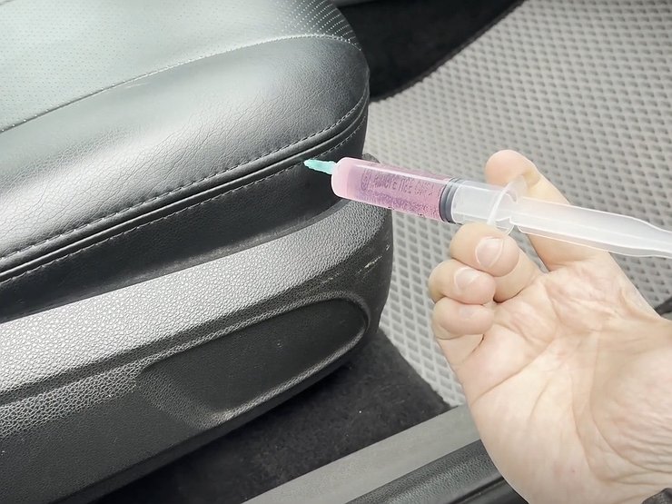 Зачем некоторые водители втыкают шприц в сидение автомобиля 1 Зачем некоторые водители втыкают шприц в сидение автомобиля