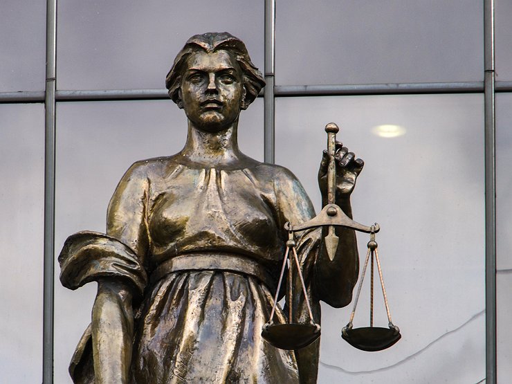 Верховный Суд лишил водителя «прав» за две полоски на капоте