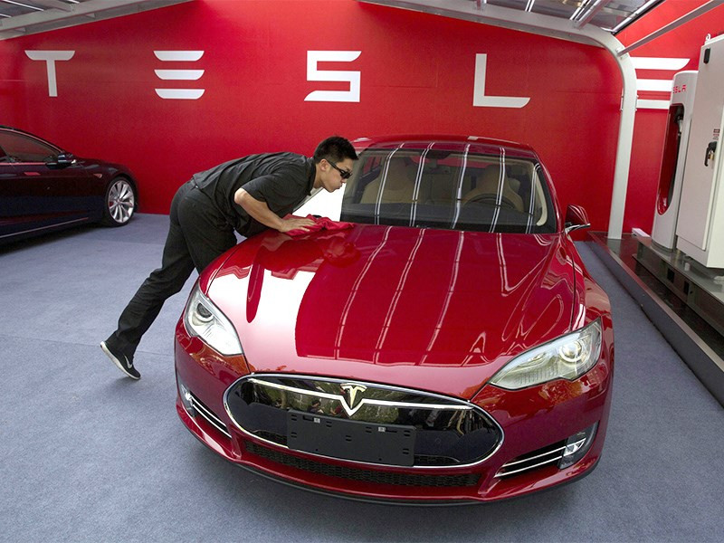Автомобили Tesla продолжают дешеветь
