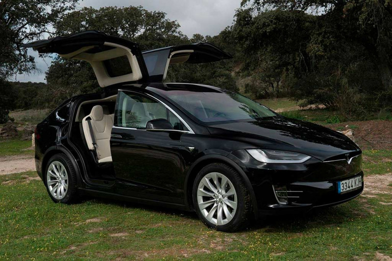 Обзор Tesla Model X 2023: электрический кроссовер с необычными задними дверями
