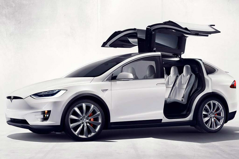 Обзор Tesla Model X 2023: электрический кроссовер с необычными задними дверями