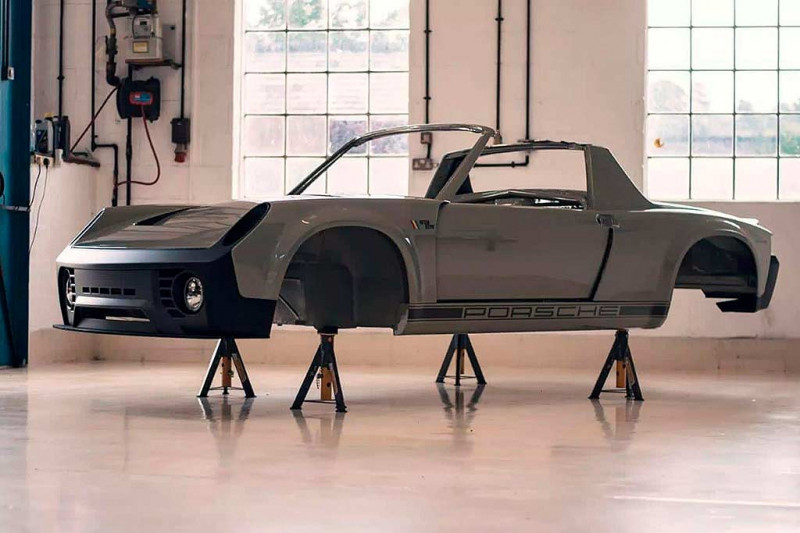 Британцы представили карбоновый рестомод Porsche 914 с мотором от Cayman S 6 Британцы представили карбоновый рестомод Porsche 914 с мотором от Cayman S
