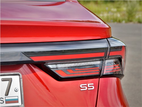Omoda S5: 1,5-литровый "атмосферник" на 113 л.с. за 2 169 900 рублей. Чем автомобиль заинтересует российского покупателя?&nbsp;Разберемся.