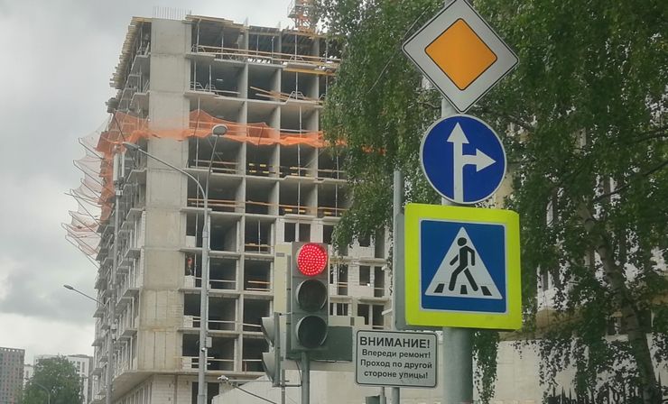 Вне &laquo;зебры&raquo;: как пешеходы подставляют водителей под штрафы
