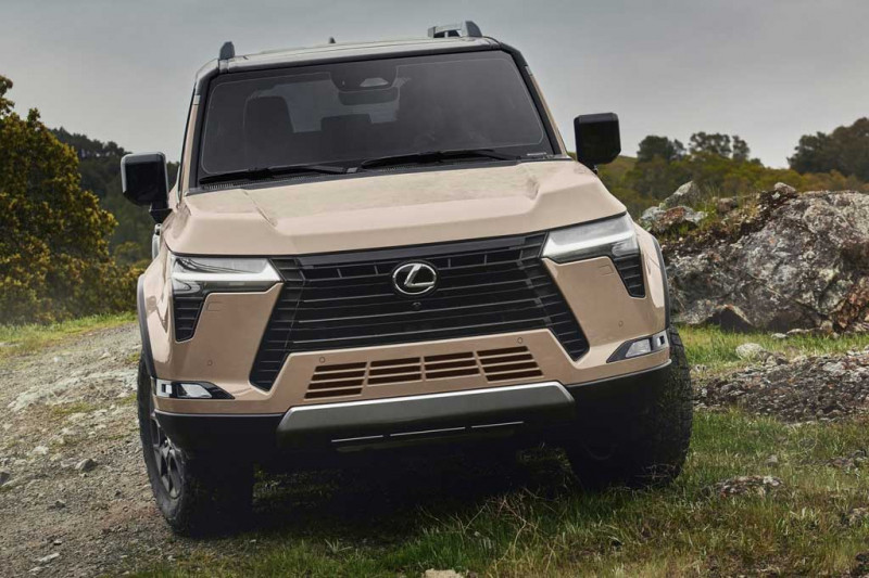 Внедорожник Lexus GX третьего поколения получил более брутальный дизайн и просторный салон