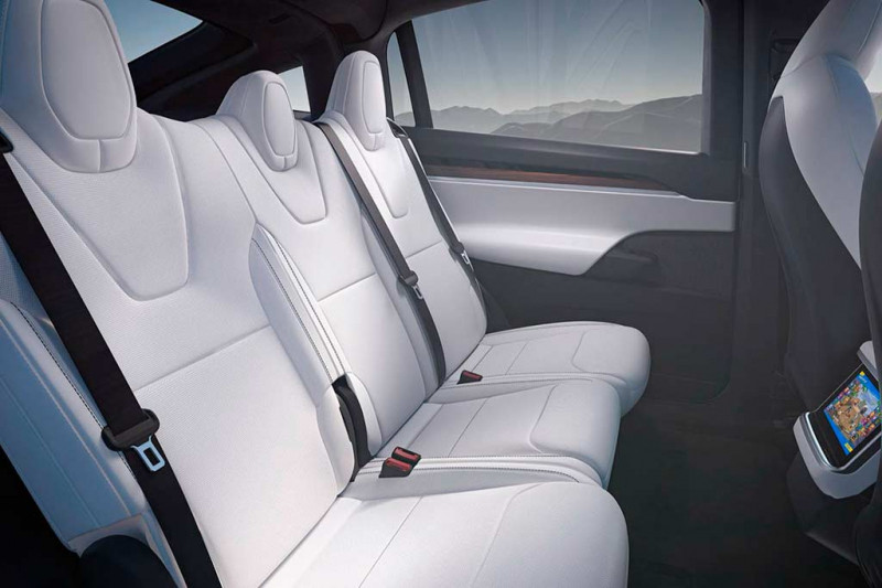 Обзор Tesla Model X 2023: электрический кроссовер с необычными задними дверями