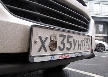 За какие манипуляции с номерными знаками авто можно угодить под суд