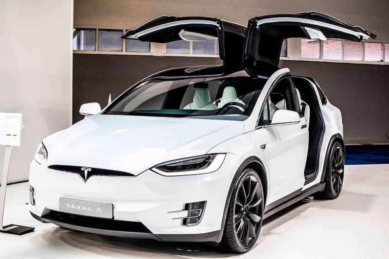 Обзор Tesla Model X 2023: электрический кроссовер с необычными задними дверями