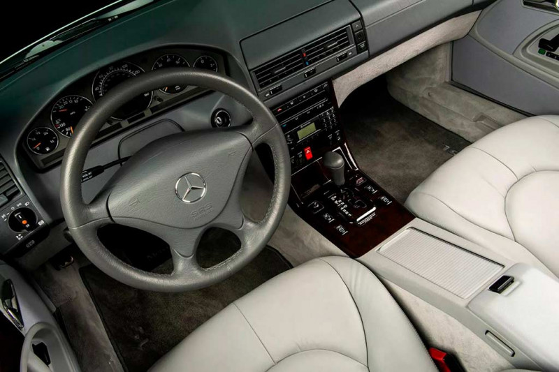 В продаже 23-летний родстер Mercedes SL 500 с пробегом менее 3 тысяч км