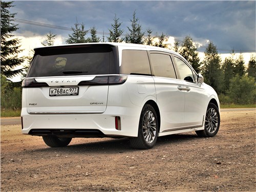 Voyah Dream: динамичный гибрид с запасом хода в 605 км и стоимостью 9 290 000 рублей. Что предложит минивэн за&nbsp;такие&nbsp;деньги?