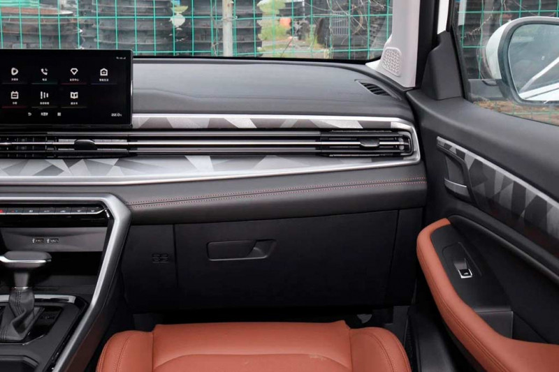 Geely Emgrand X7 Pro: рестайлинговый вариант кроссовера-долгожителя