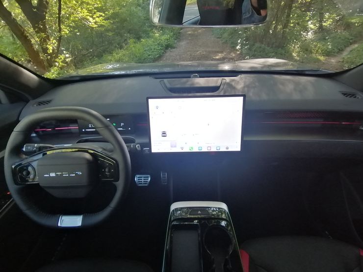 Смартфон на стероидах: тест-драйв кроссовера Jetour Dashing