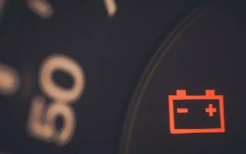 Гирлянда новогодняя: почему на приборной панели мигает значок аккумулятора