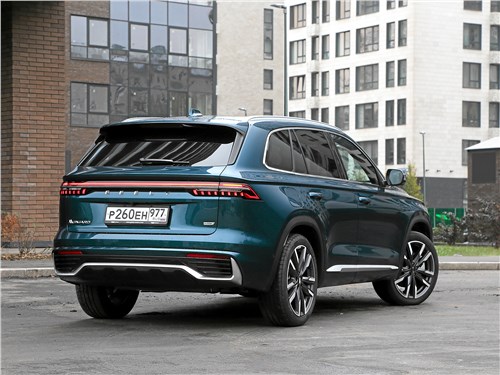 Тест-драйв Geely Monjaro: Один из самых продаваемых кроссоверов в России. Можно ли назвать Monjaro лучшим семейным автомобилем?