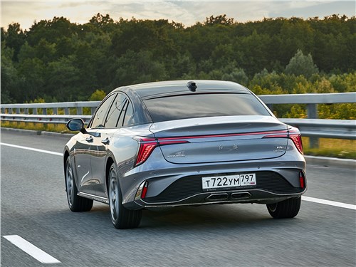 Тест-драйв Hongqi H6: премиальный седан из Китая за 3,9 млн рублей. Лучше Hongqi или Rolls-Royce, что выбрать?