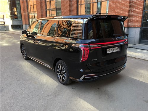 Тест-драйв Hongqi HQ9 (поколение I) - Бизнес-шаттл с премиальным акцентом