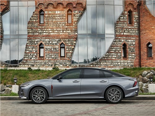 Тест-драйв Hongqi H6: премиальный седан из Китая за 3,9 млн рублей. Лучше Hongqi или Rolls-Royce, что выбрать?
