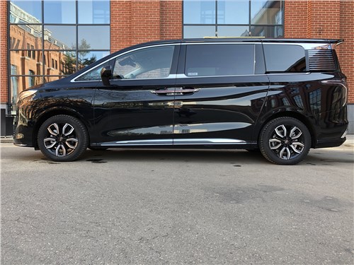 Тест-драйв Hongqi HQ9 (поколение I) - Бизнес-шаттл с премиальным акцентом