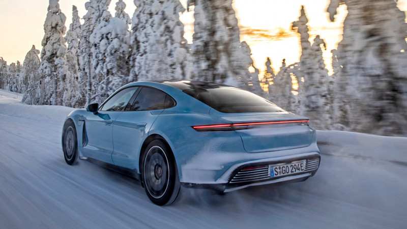 Ведём в&nbsp;заносе электрический седан Porsche Taycan&nbsp;4S