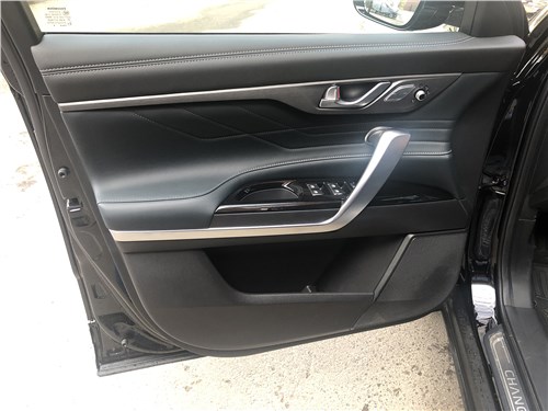 228-сильный мотор, 8-ступенчатый "автомат" и полный привод. Чем еще удивил рестайлинговый Changan CS95?