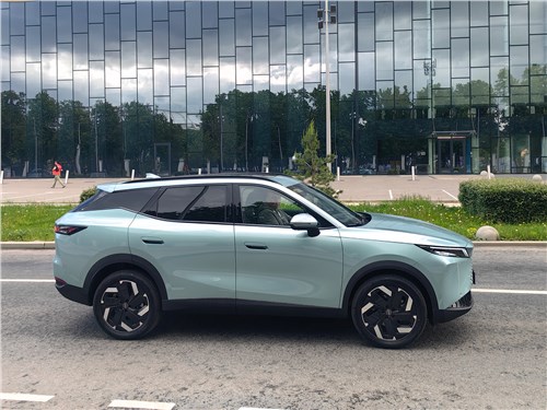 Тест-драйв Omoda C7: Среднеразмерный кроссовер с футуристичным дизайном. 150-сильный турбомотор, &ldquo;робот&rdquo; и полный привод. Чем еще интересен автомобиль?