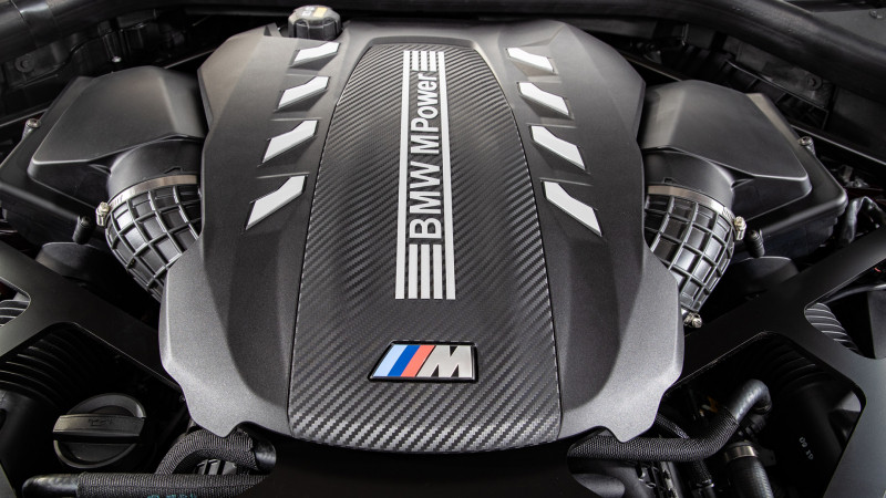 С удовольствием вибрируем в&nbsp;кроссоверах BMW X5 M и&nbsp;X6 M
