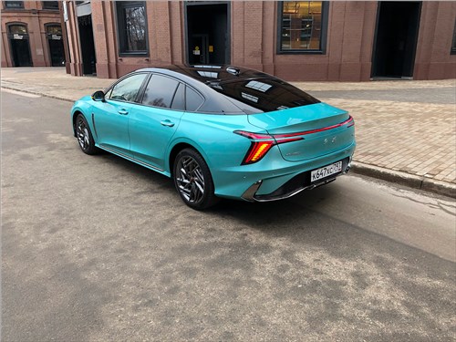 Тест-драйв Hongqi H6: китайский лифтбек удивил своим ярким дизайном, но что насчет работы 2,0-литрового турбомотора и качества салона? 3 Тест-драйв Hongqi H6: китайский лифтбек удивил своим ярким дизайном, но что насчет работы 2,0-литрового турбомотора и качества салона?