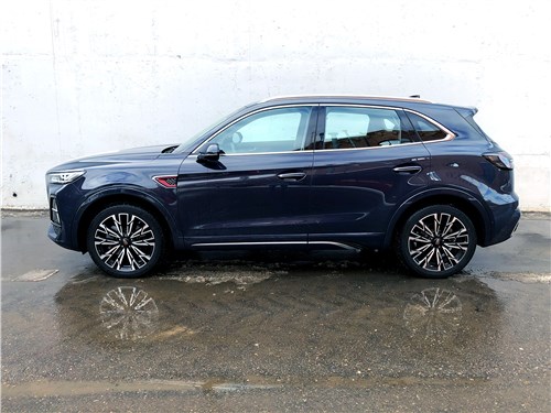 Тест-драйв Hongqi HS5: китайский кроссовер стал мощнее и комфортней после рестайлинга, но что по управляемости?