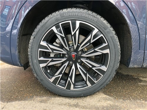 Тест-драйв Hongqi HS5: китайский кроссовер стал мощнее и комфортней после рестайлинга, но что по управляемости?