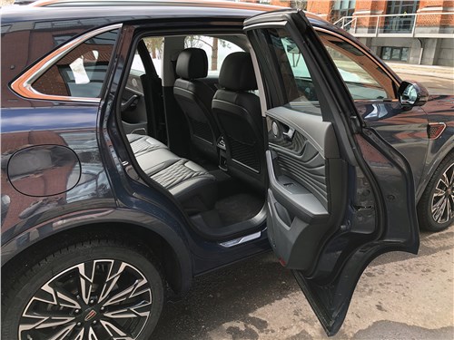 Тест-драйв Hongqi HS5: китайский кроссовер стал мощнее и комфортней после рестайлинга, но что по управляемости?
